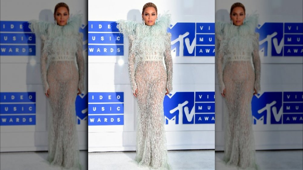 Beyoncé con un vestido de plumas blancas en los MTV VMAs 2016