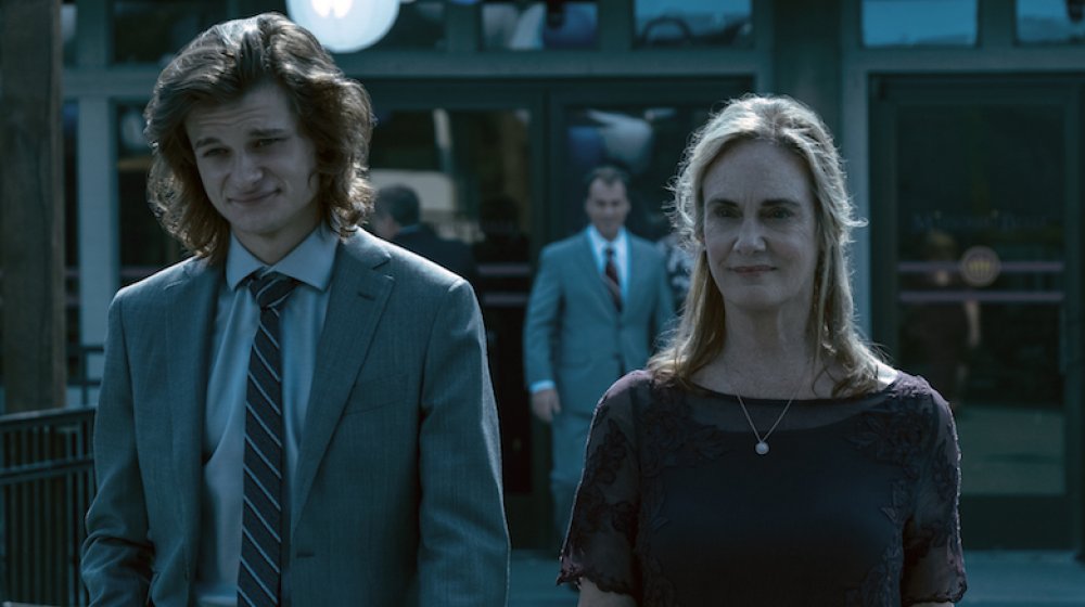 Charlie Tahan y Lisa Emery en una escena de Ozark 