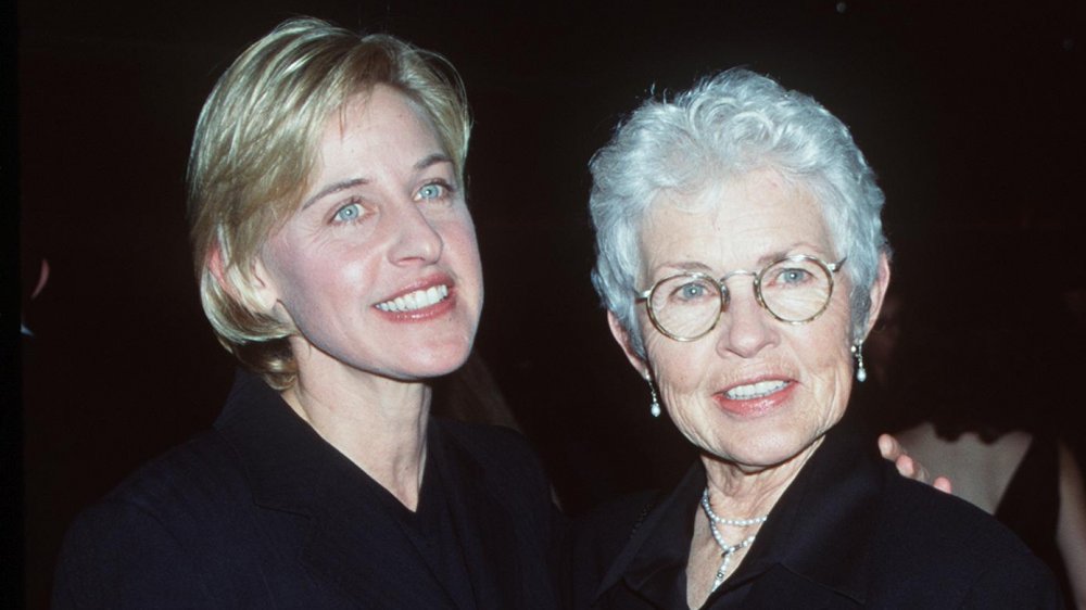 Ellen DeGeneres y Betty DeGeneres posando juntos y sonriendo a finales de los 90