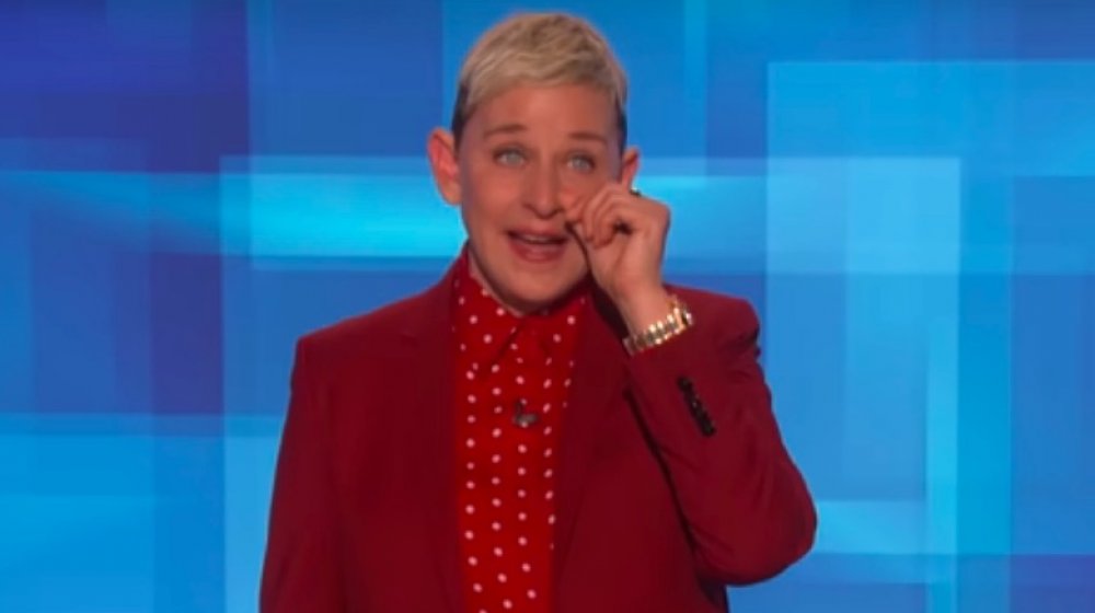 Ellen DeGeneres en traje rojo, rompiendo en The Ellen DeGeneres Show