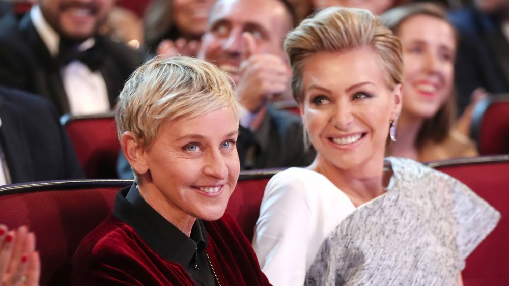 Ellen DeGeneres, Portia de Rossi sonriendo en la audiencia de un espectáculo de premios