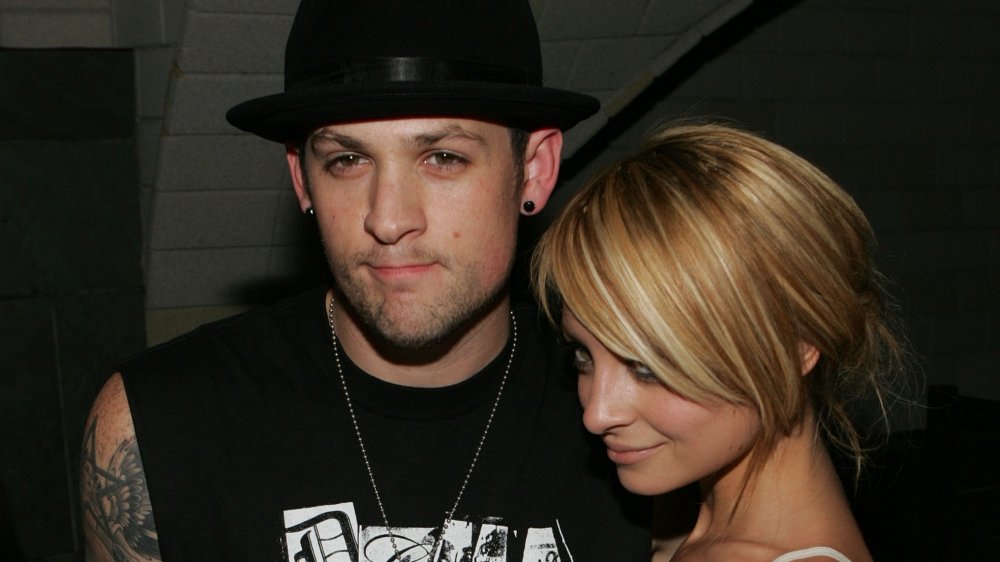 Joel Madden y Nicole Richie vestidos casuales en una fiesta en 2007