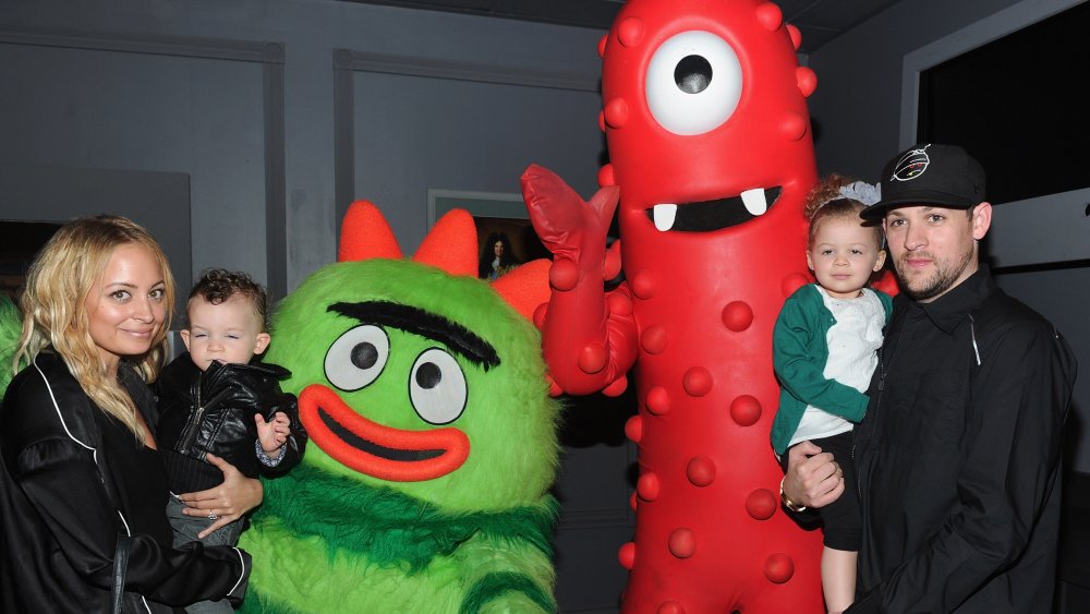 Nicole Richie y Joel Madden sosteniendo a sus hijos en un Yo Gabba Gabba! evento en 2010