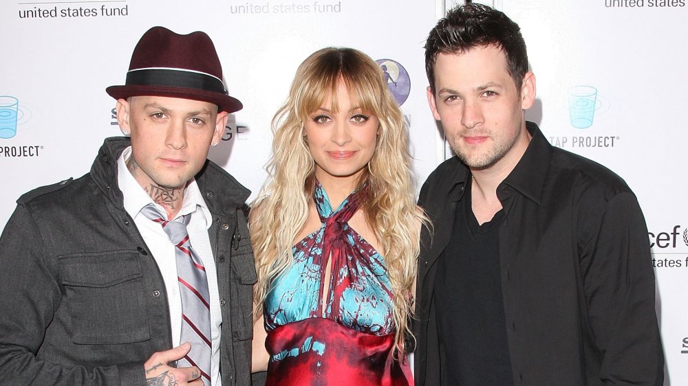 Benji Madden, Nicole Richie y Joel Madden posando juntos