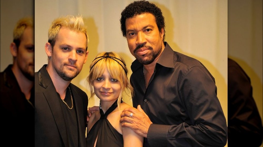 Joel Madden, Nicole Richie, y Lionel Richie posando juntos, todos con negro