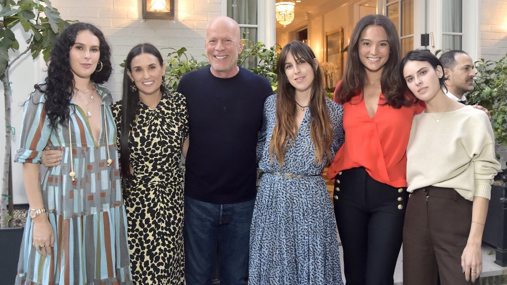 Bruce Willis con su ex esposa, Demi Moore, sus hijos, y su actual esposa Emma Heming Willis 