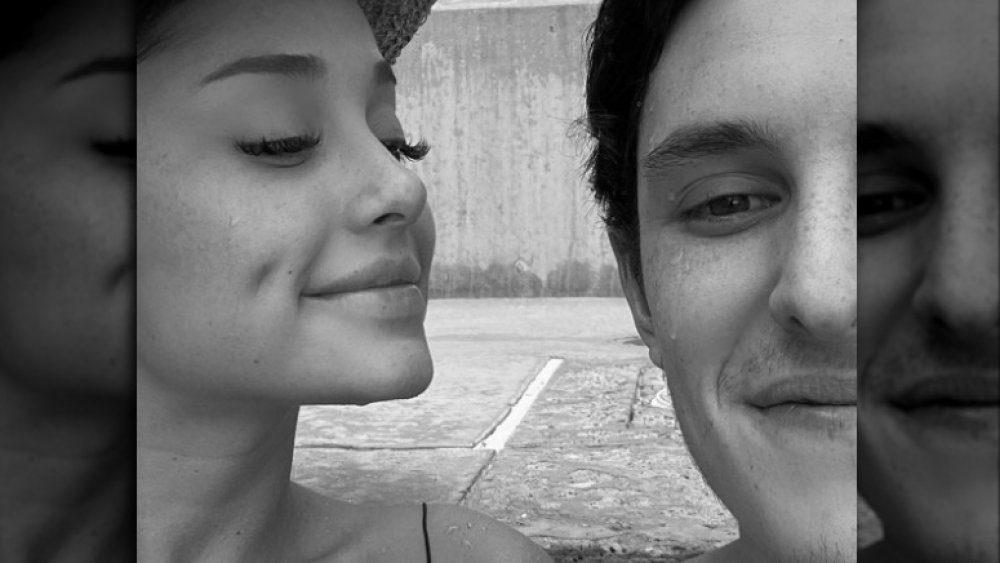 Ariana Grande y Dalton Gomez en un selfie de cerca de sus rostros