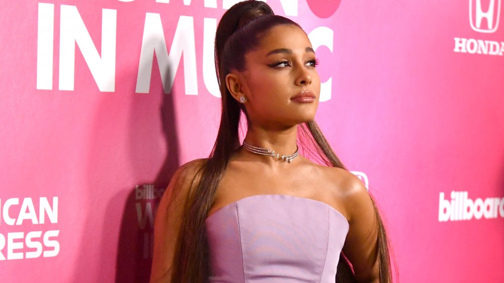 Ariana Grande con un vestido rosa sin mangas