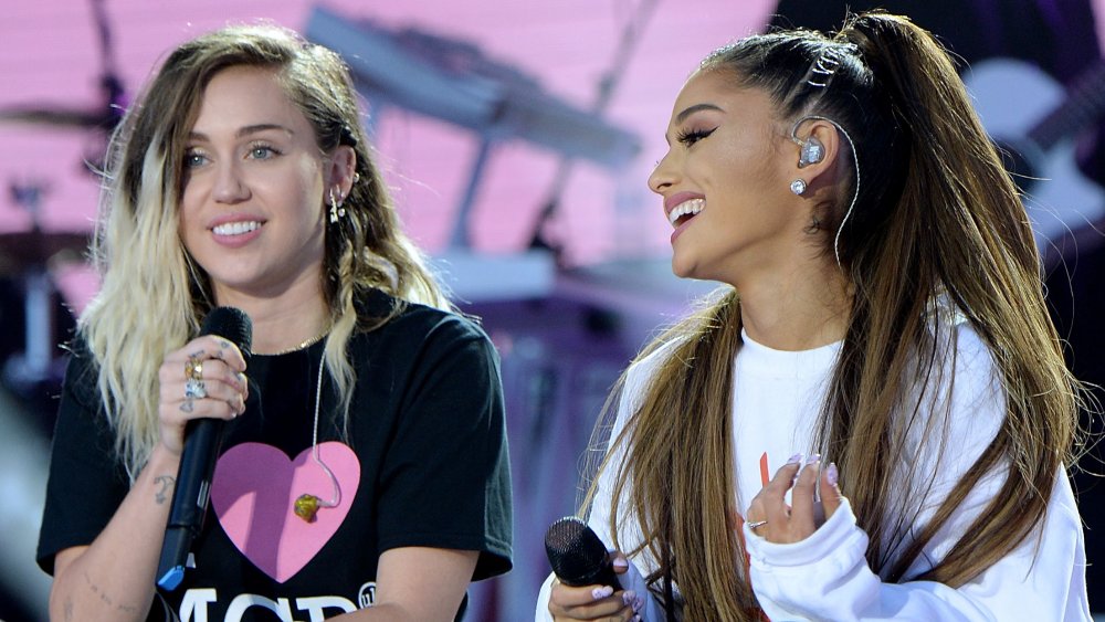 Miley Cyrus y Ariana Grande durante una entrevista