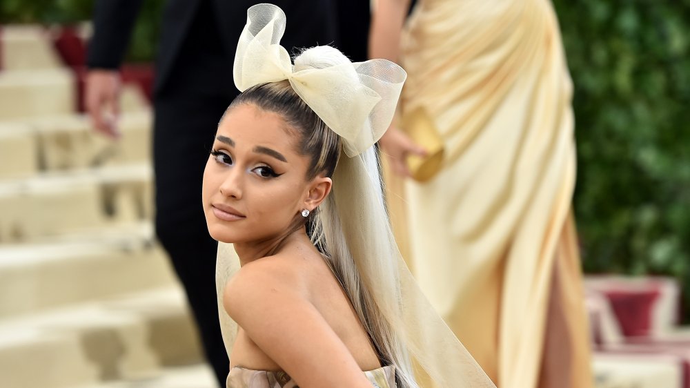 Ariana Grande con un enorme lazo crema en su cabello