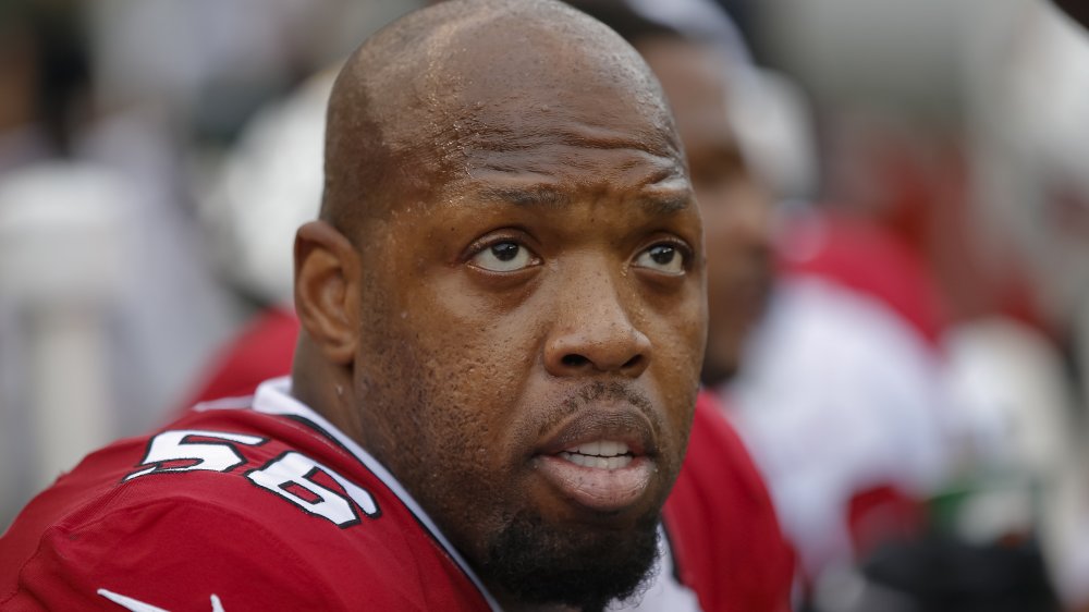 Terrell Suggs en el campo para los Arizona Cardinals 