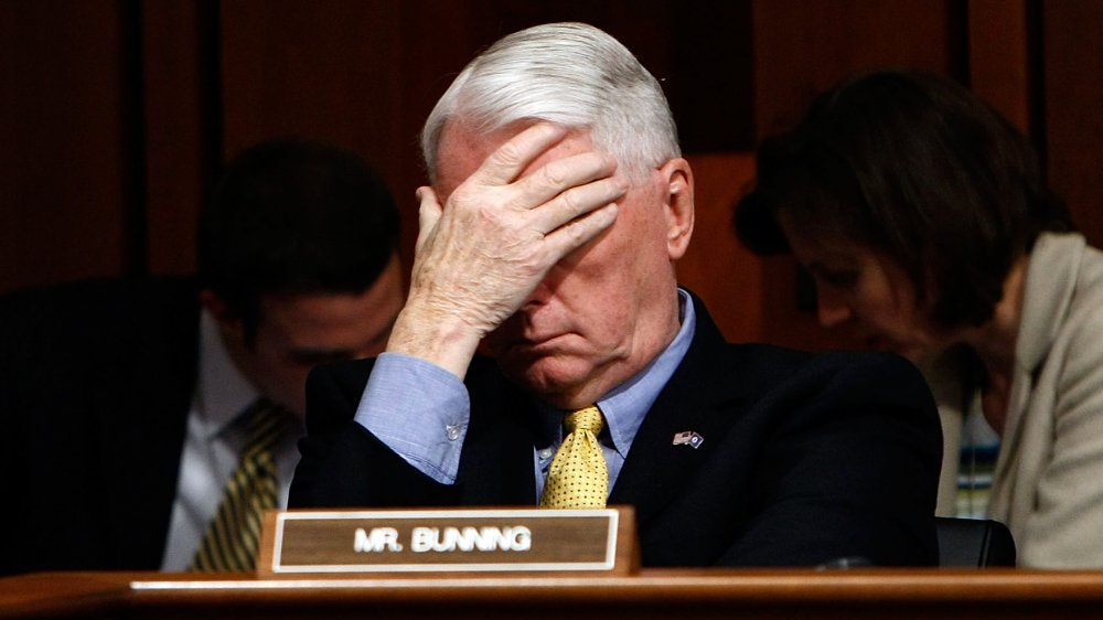 Senador Jim Bunning durante una audiencia del Comité de Finanzas del Senado