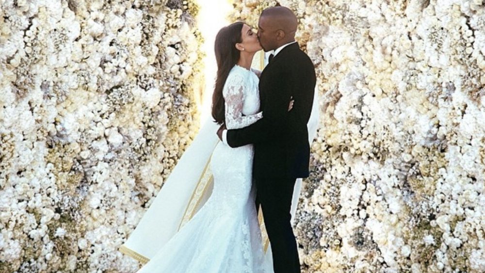 Ceremonia de boda de Kim Kardashian y Kanye West frente a la pared de flores