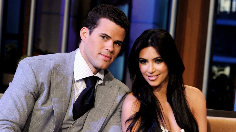 Kris Humphries y Kim Kardashian sentados y sonriendo