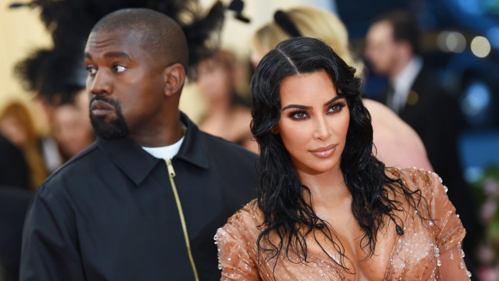 Kanye West y Kim Kardashian en un evento de alfombra roja