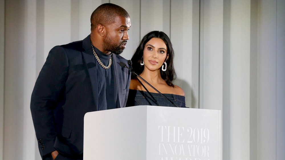 Kanye West y Kim Kardashian están en un podio