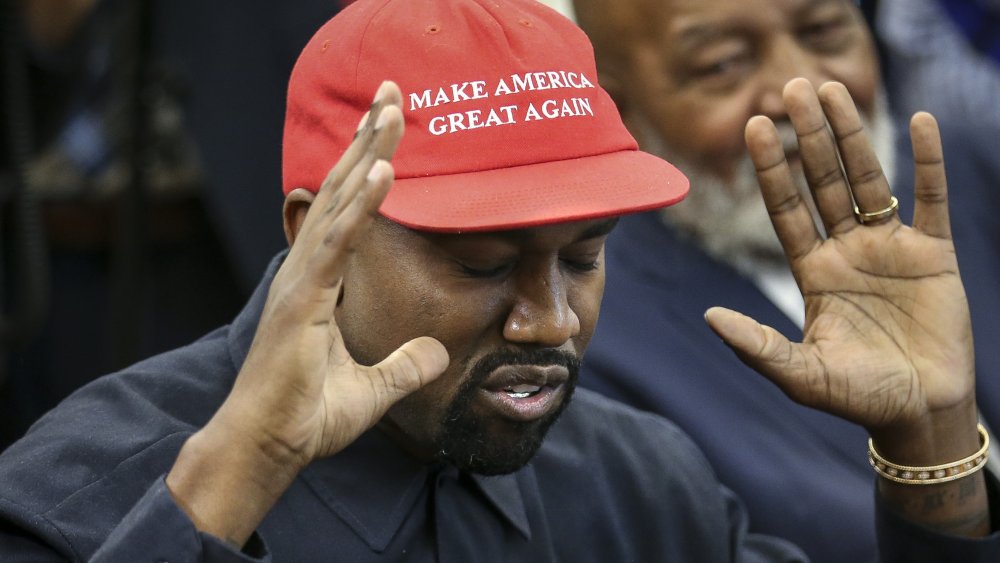 Kanye West con sombrero MAGA