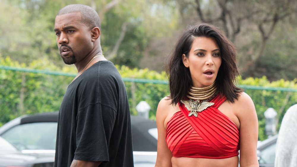 Kanye West y Kim Kardashian se vuelven unos a otros parados afuera