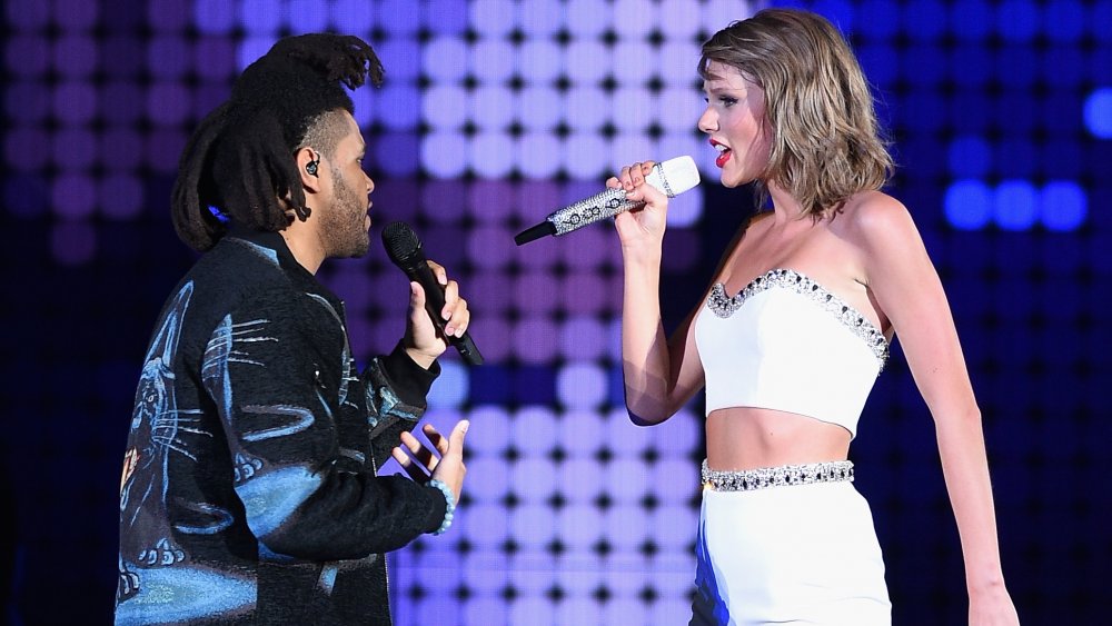 The Weeknd y Taylor Swift actuando durante su World Tour Live 1998 en East Rutherford, NJ. 