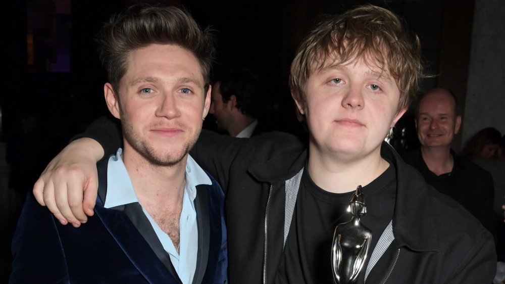 Niall Horan y Lewis Capaldi en la parte posterior de los Universal Music BRIT Awards