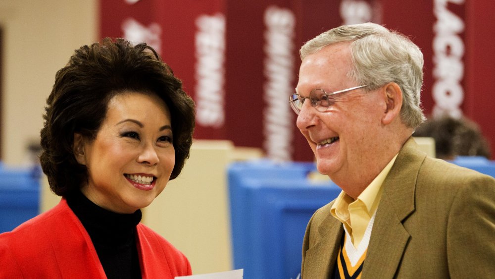 Elaine Chao y Mitch McConnell