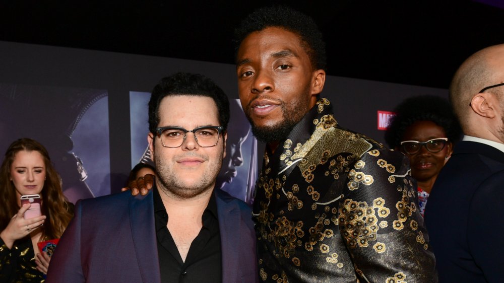 Josh Gad y Chadwick Boseman posan en el estreno de Black Panther