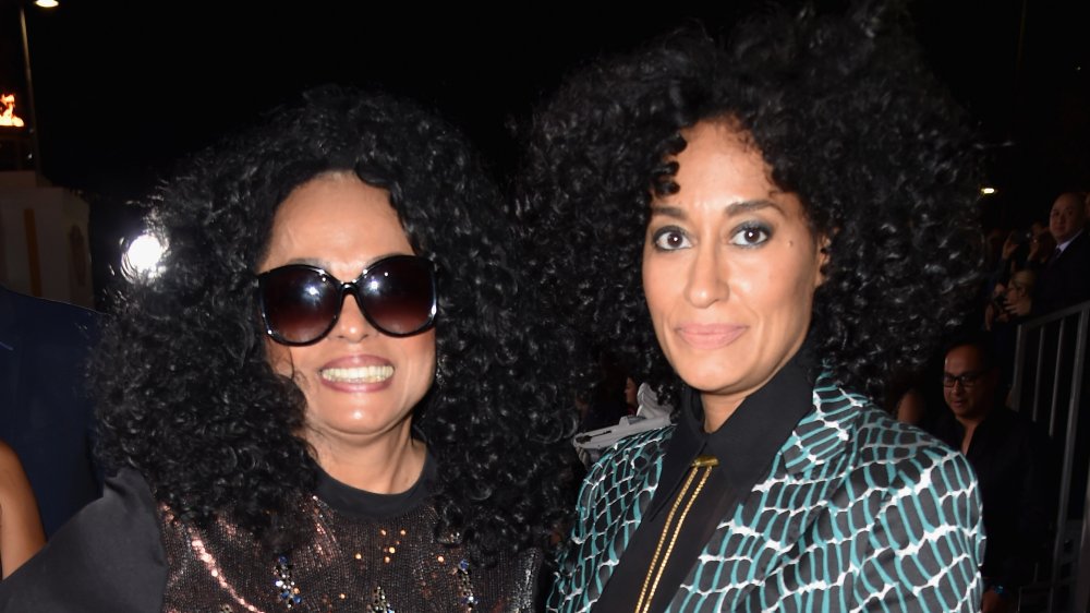 Diana Ross sonriendo con un atuendo negro y gafas de sol, Tracee Ellis Ross con una expresión seria en un blazer verde y negro