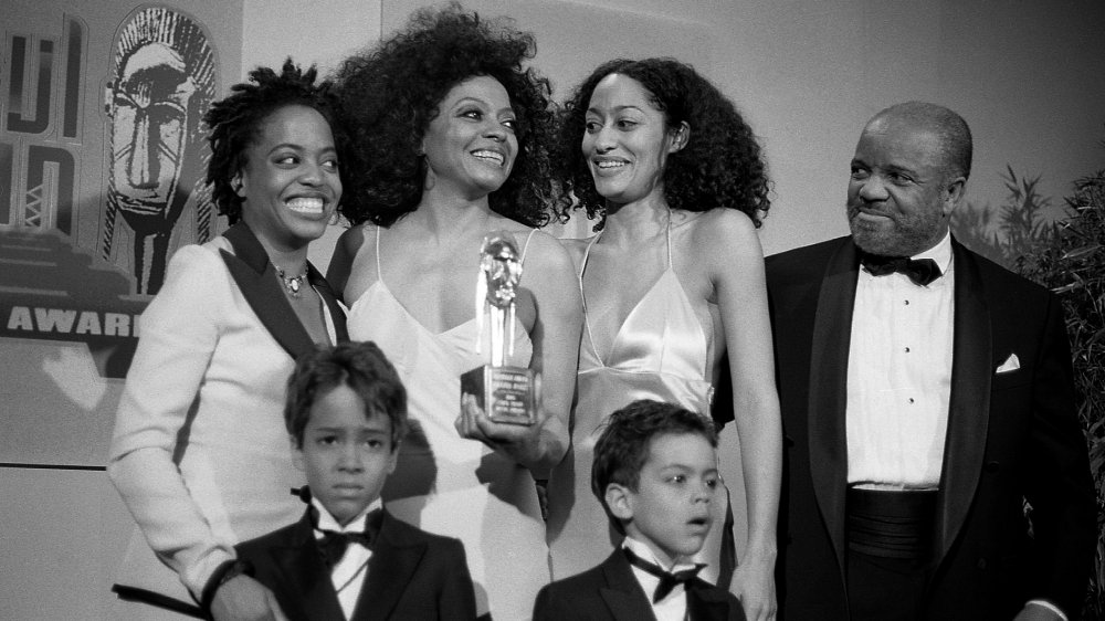 Foto en blanco y negro de Diana Ross con los niños Rhonda, Tracee, Ross y Evan, además de la productora discográfica Berry Gordy, en 1995