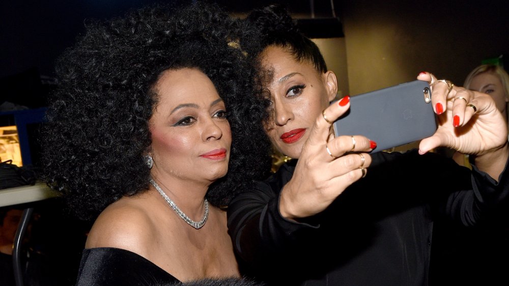 Diana Ross y Tracee Ellis Ross tomando un selfie en los AMA 2014