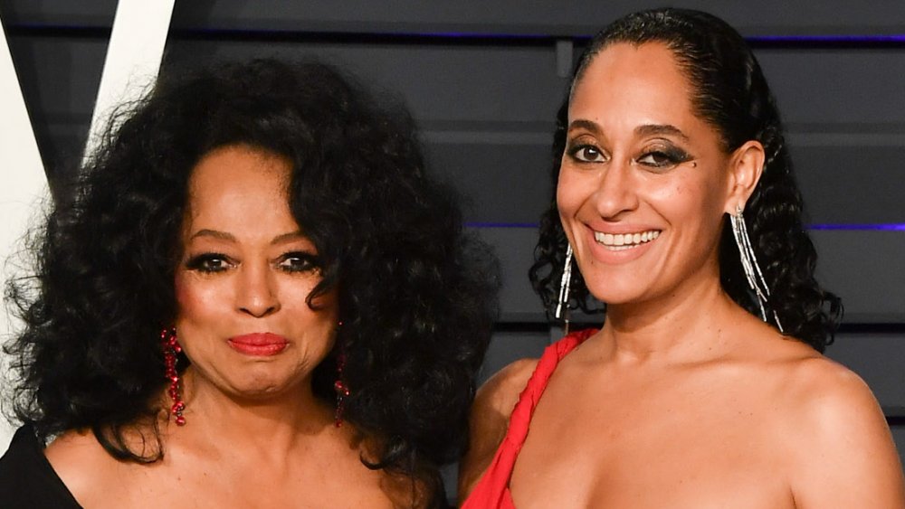 Diana Ross con un vestido negro y Tracee Ellis Ross con un vestido rojo, posando en la Vanity Fair Oscars Party 2019