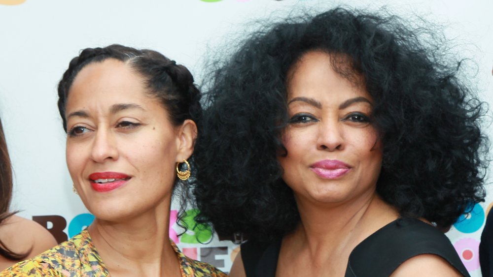 Tracee Ellis Ross con un vestido floral amarillo, Diana Ross con un vestido negro