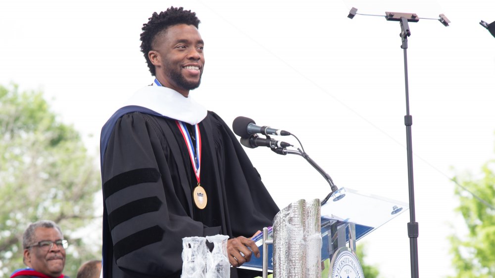 Chadwick Boseman hablando en la ceremonia de inicio de la Universidad Howard