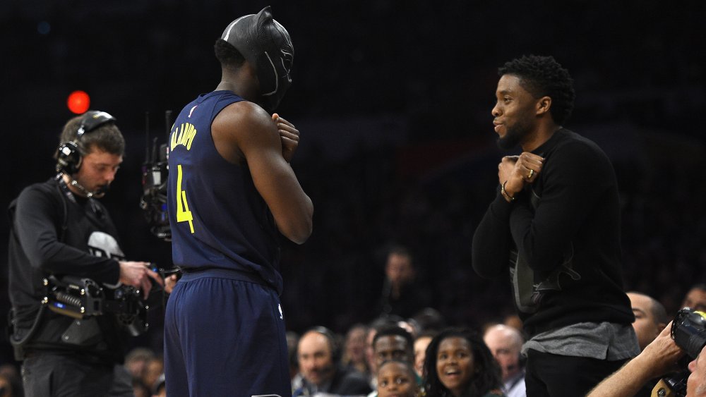 Victor Oladipo, Chadwick Boseman dando el saludo wakanda en el campeonato de la NBA Des estrellas Slam Dunk 2018