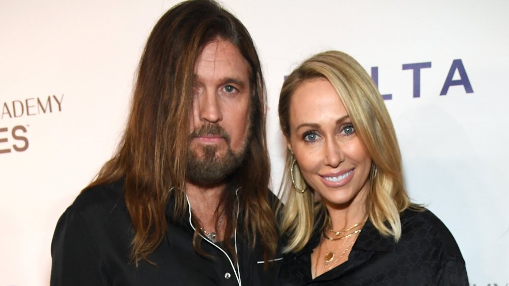 Billy Ray Cyrus y Tish Cyrus posando juntos