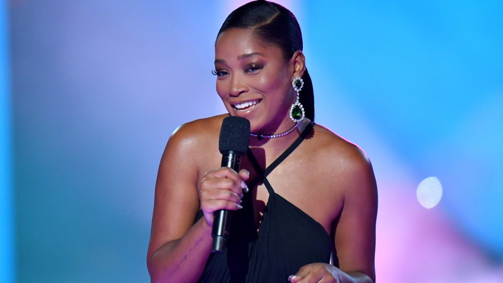 Keke Palmer en el escenario con micrófono