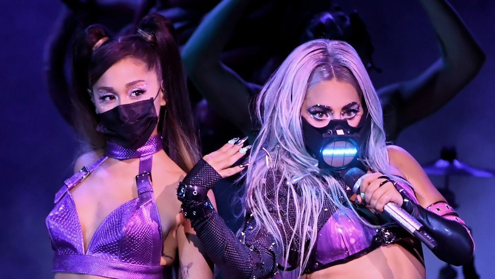 Ariana Grande y Lady Gaga actuando