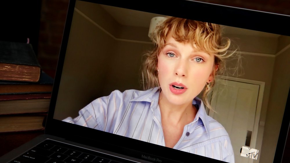 Taylor Swift en un ordenador portátil, streaming