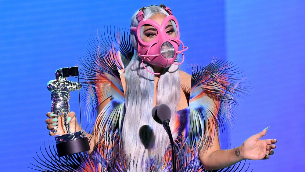 Lady Gaga con una de las muchas máscaras que se vistió para los MTV VMAs 2020