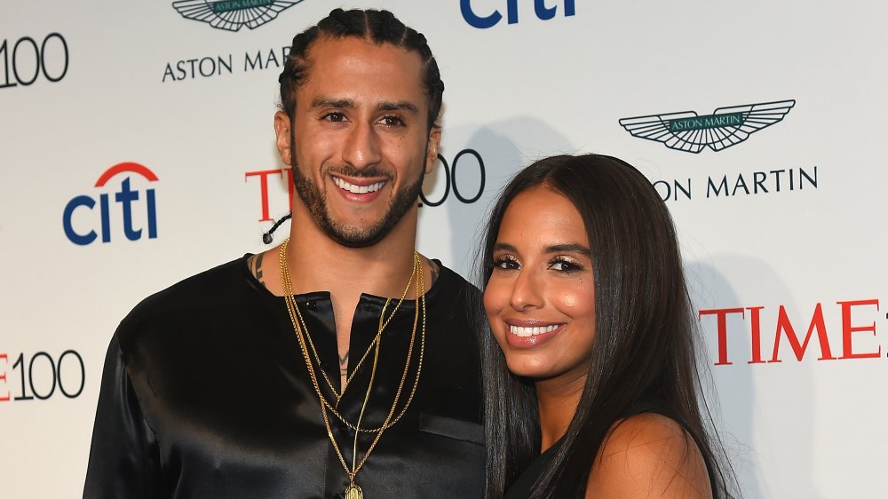 Colin Kaepernick y Nessa Diab, ambos vestidos de negro y sonriendo en un evento time 100