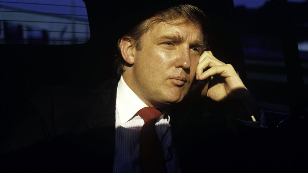 Donald Trump hablando por teléfono en una limusina en 1987