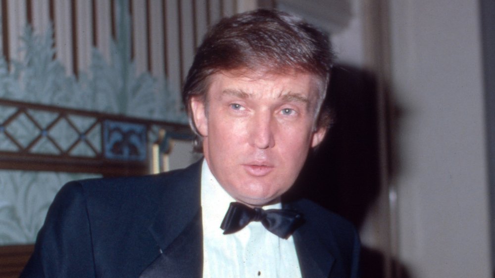 Donald Trump vistiendo un esmoquin en una foto de 1981