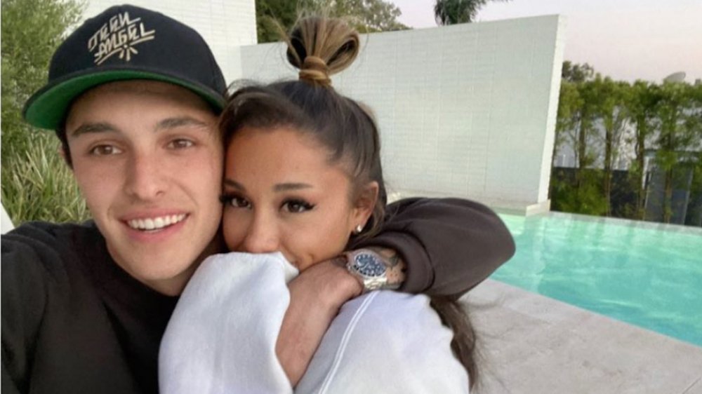 Dalton Gomez Ariana Grande selfie junto a una piscina