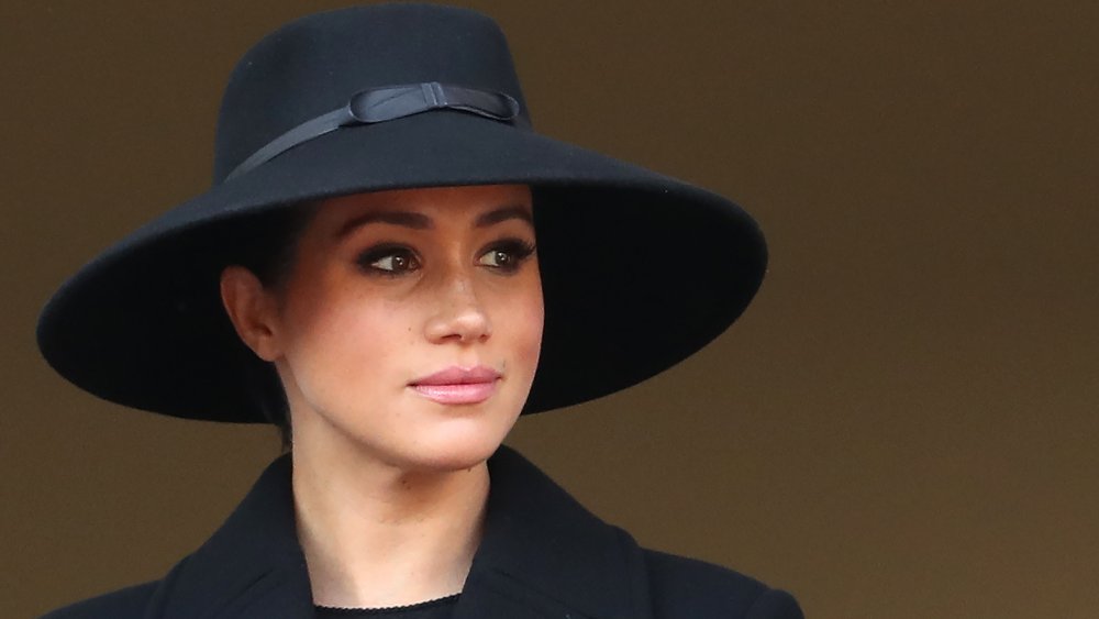 Meghan Markle con un gran sombrero negro