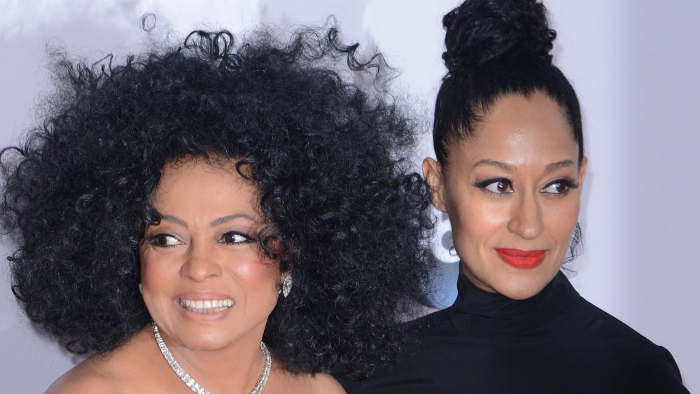 Diana Ross y Tracee Ellis Ross, ambos vestidos de negro y posando junto con sonrisas