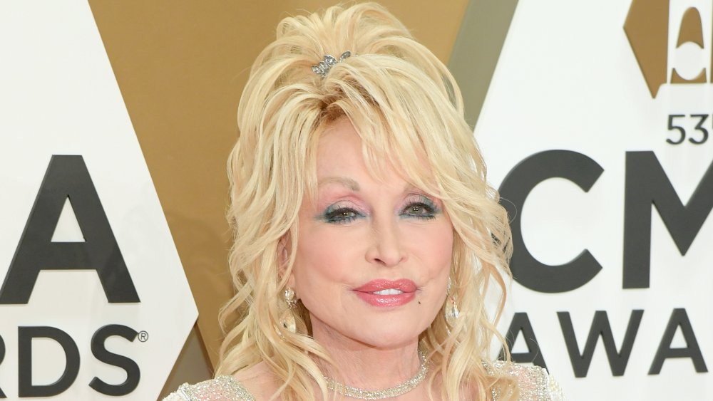 Dolly Parton asiste a la 53a edición de los Premios CMA en el Music City Center