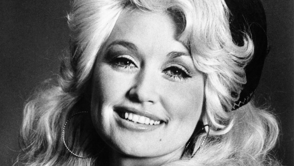 Foto en blanco y negro de Dolly Parton en sus 20 años