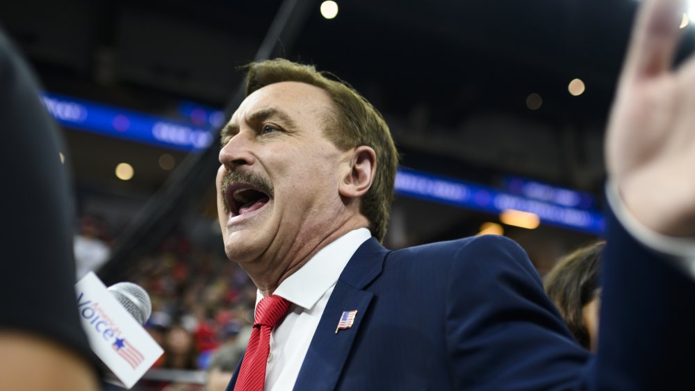 Mike Lindell, CEO de My Pillow, es entrevistado antes de un mitin de campaña en poder del presidente de Estados Unidos Donald Trump en el Target Center