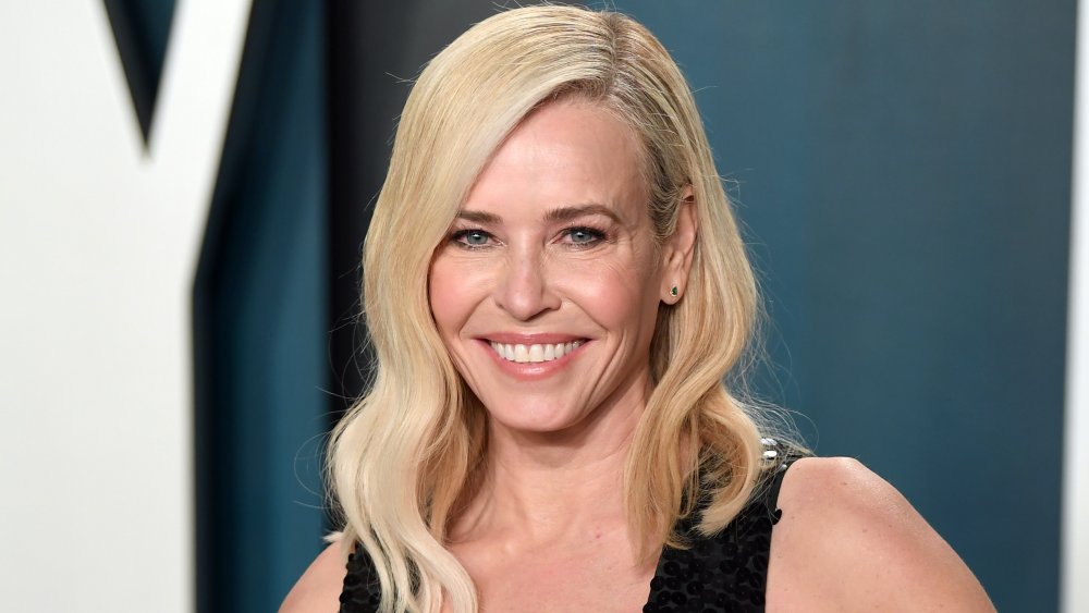 Chelsea Handler con un vestido negro, sonriendo en la Fiesta de los Oscar Vanity Fair 2020