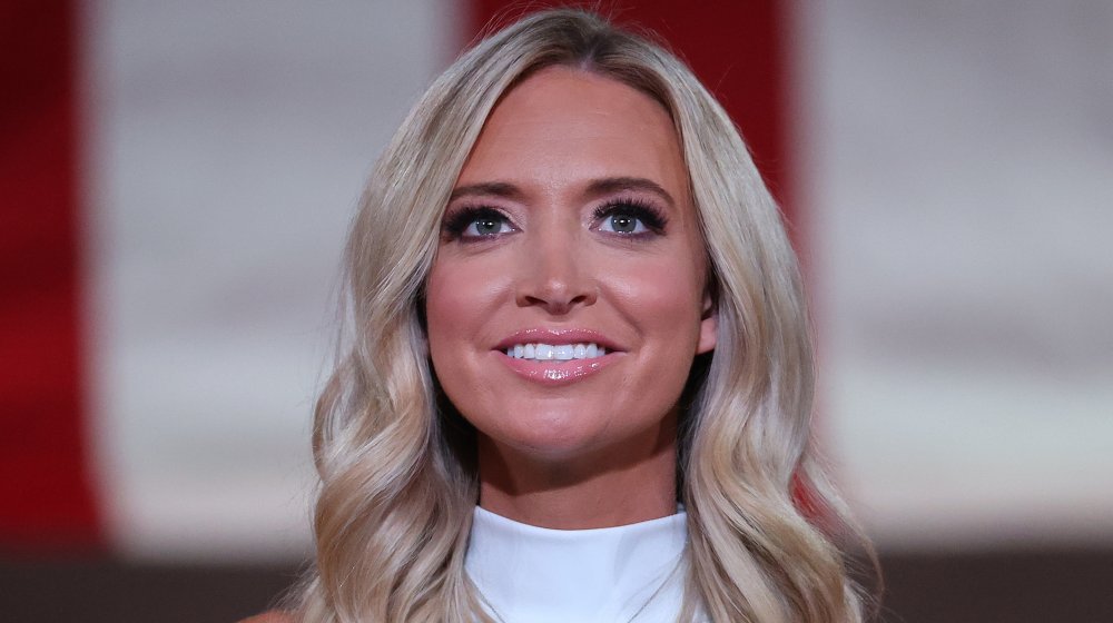 Kayleigh McEnany, Secretaria de Prensa de la Casa Blanca, sube al escenario para pre-grabar su discurso a la Convención Nacional Republicana