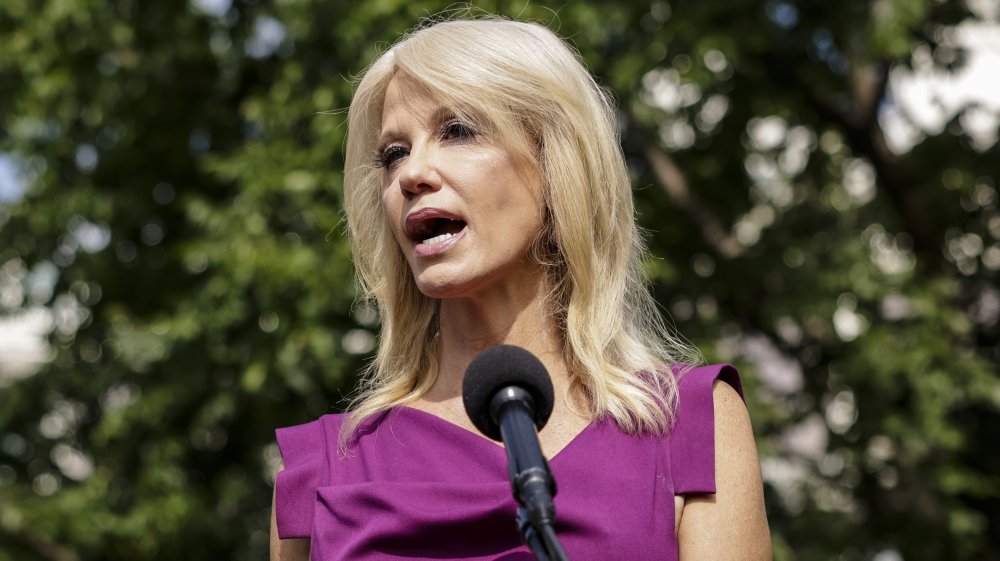 Kellyanne Conway, consejera del presidente Donald Trump, habla con los periodistas fuera del ala oeste de la Casa Blanca